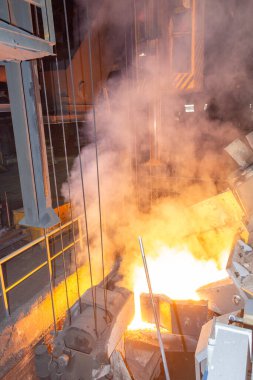 Endüstriyel metalurji fırını. Metal üretimi. Red-hot metal eritme dökümü.