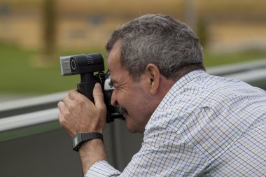 yaşlı adam alarak fotoğraf