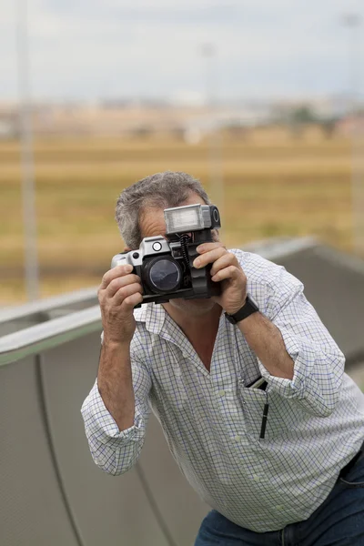 yaşlı adam alarak fotoğraf