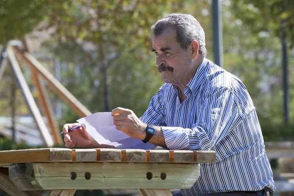 Old man reading — Stock Photo, Image