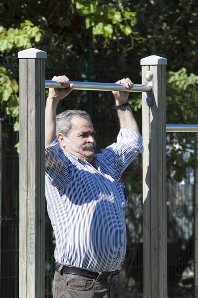 yaşlı adam egzersiz