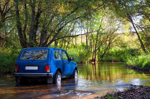 SUV en agua — Foto de Stock