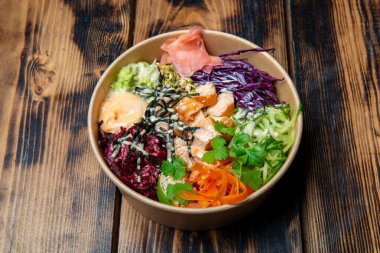 Tütsülenmiş ton balığı, marul, lahana, pancar.