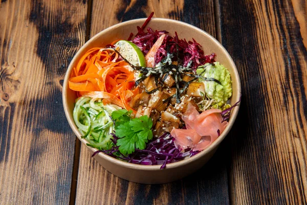 Tütsülenmiş ton balığı, marul, lahana, pancar.