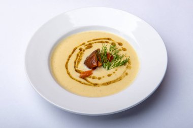 Fırında makarna çorbası, mantar turşusu ve biberiye yağı.