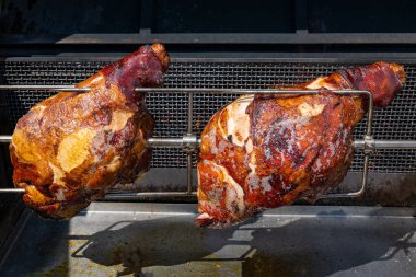 Izgarada kızarmış domuz budu.