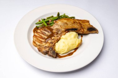 Kemiği patates püresiyle doğra.