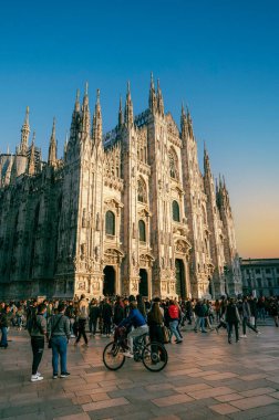 Milano, İtalya 'daki Duomo Katedrali Meydanı' ndaki Milano 'nun Duomo-Katedrali sembolü.