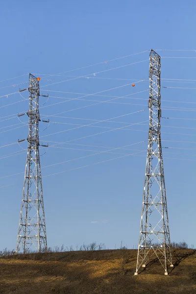 Δύο πύργους ηλεκτρικής ενέργειας — Φωτογραφία Αρχείου