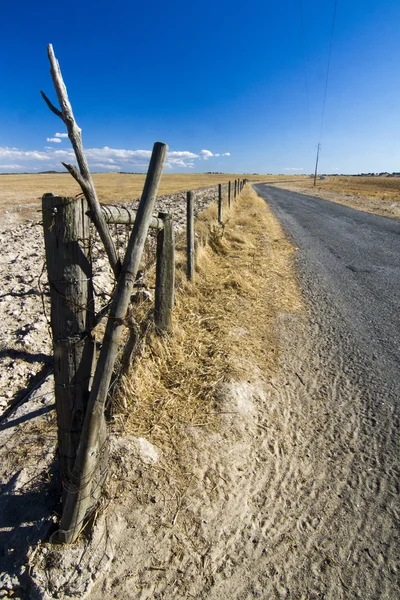Długo asfalt na ogromnej suchy ląd — Zdjęcie stockowe