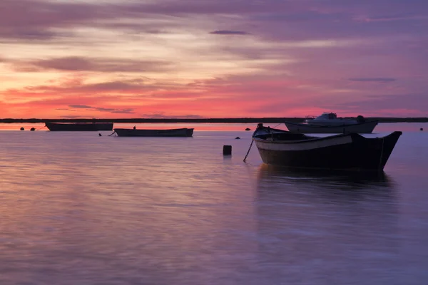 Восход солнца с рыбацкими лодками — стоковое фото