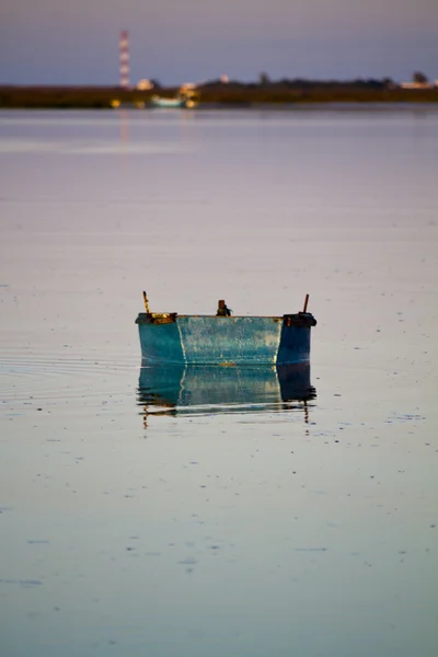 Lonely fishing boat — Stock Photo, Image