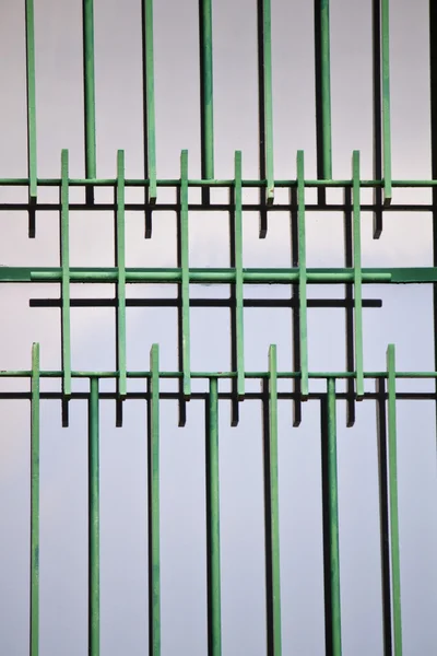 Okno Zielone kraty — Zdjęcie stockowe