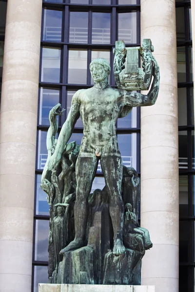 Старая зеленая статуя Аполлона в Париже, Франция — стоковое фото