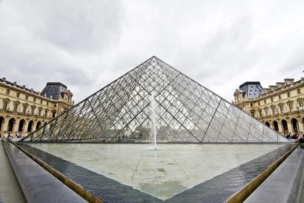 Museo del Louvre en París, Francia — Foto de Stock