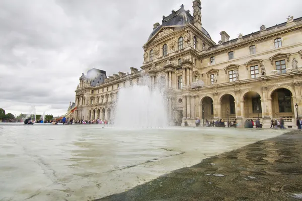 Музей Лувра в Париже, Франция — стоковое фото