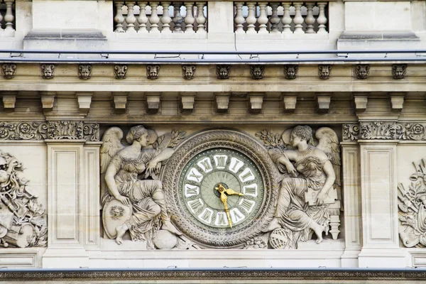 Teilansicht des Louvre-Museums in Paris, Frankreich — Stockfoto