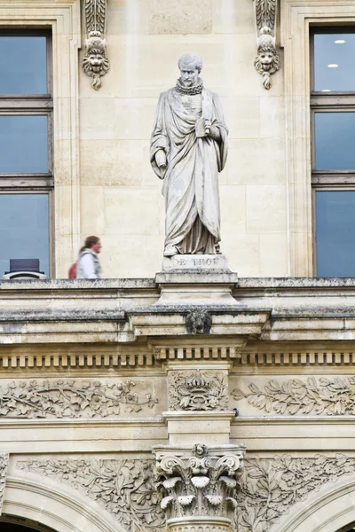 美丽的雕像坐落在法国巴黎罗浮宫博物馆 — 图库照片