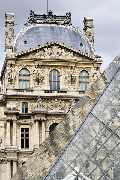 Museum van het louvre in Parijs, Frankrijk — Stockfoto
