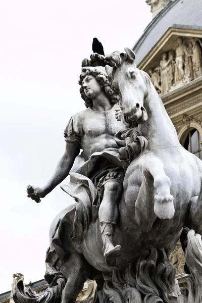 Wunderschöne Statuen auf dem Museum des Louvre in Paris, Frankreich — Stockfoto