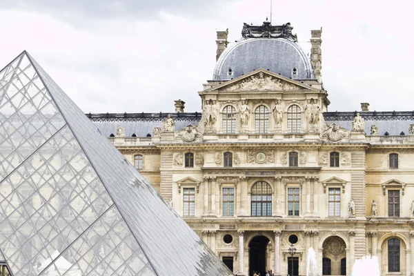 Museo del Louvre en París, Francia —  Fotos de Stock