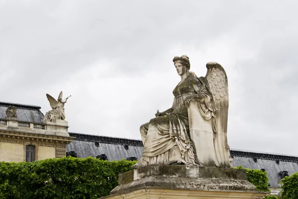 Piękne rzeźby położony na avenue des champs-elysees w Paryżu, Frank — Zdjęcie stockowe