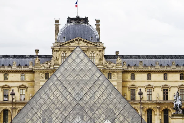 Museum van het louvre in Parijs, Frankrijk — Stockfoto