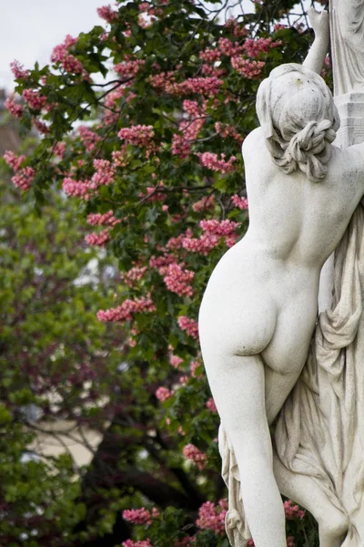 Hermosas estatuas situadas en la Avenida de los Campos Elíseos en París, Franc — Foto de Stock