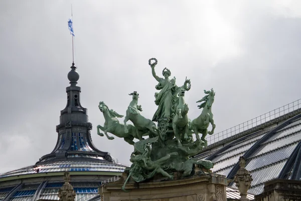 Beautiful statue located next to the Grand Palais in Paris, France — Stock Photo, Image