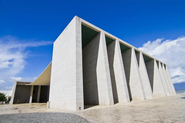 Étrange structure de monument de ciment — Photo