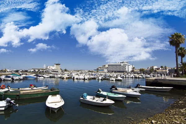 Jachthaven met recreatieve boten — Stockfoto