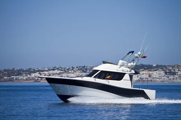 Yatch excesso de velocidade na água — Fotografia de Stock