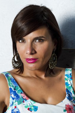 Şehirde güzel bir kız.