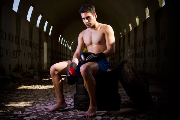 Fitter Kämpfer mit Boxhandschuhen — Stockfoto