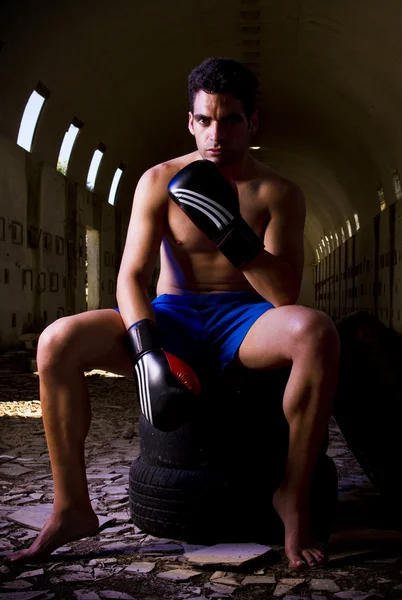 Combattente in forma con guanti da boxe — Foto Stock