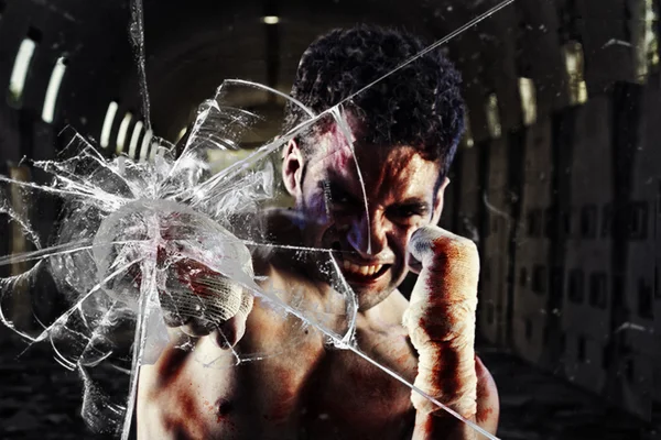 Boxeur ajustement frapper un mur de verre — Photo