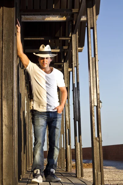 Hombre guapo con sombrero — Foto de Stock