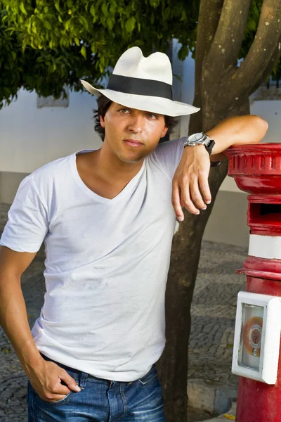 Homem bonito com chapéu — Fotografia de Stock