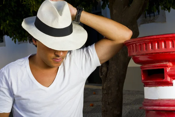 Homem bonito com chapéu — Fotografia de Stock