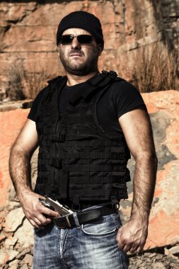 silahlı adam tehditkar