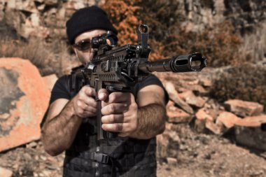 bir makineli tüfek ile işaret eden adam