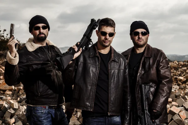 Члены банды с оружием — стоковое фото