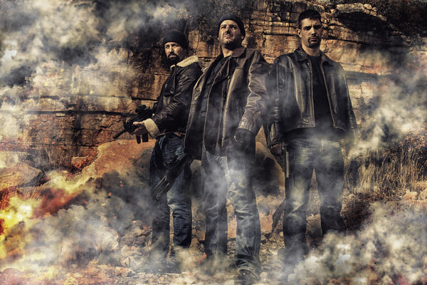 члены банды с оружием
