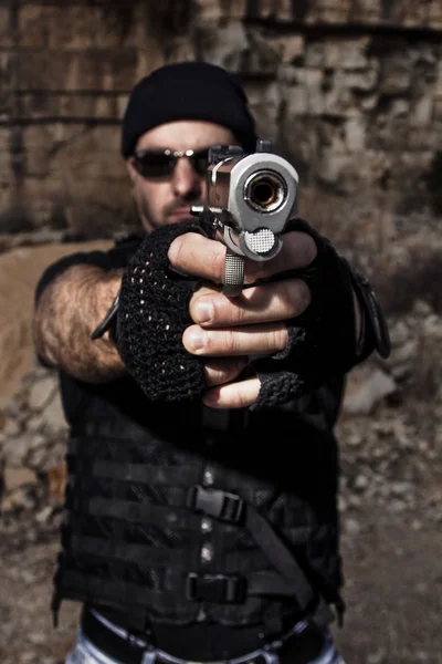 Hombre apuntando con un arma a la cámara —  Fotos de Stock