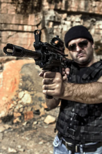 Man pointing with a machine gun — Stock Photo, Image