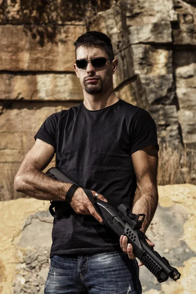 Man with a shotgun — Stock Photo, Image