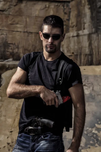 Homme menaçant avec une arme de poing — Photo