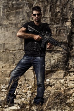 makine silahlı adam tehditkar