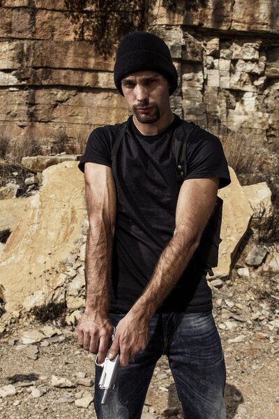 Угрожая мужчине пистолетом
