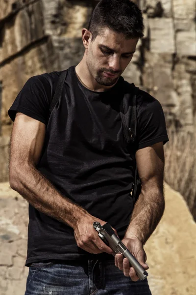 Hotfull man med en pistol — Stockfoto